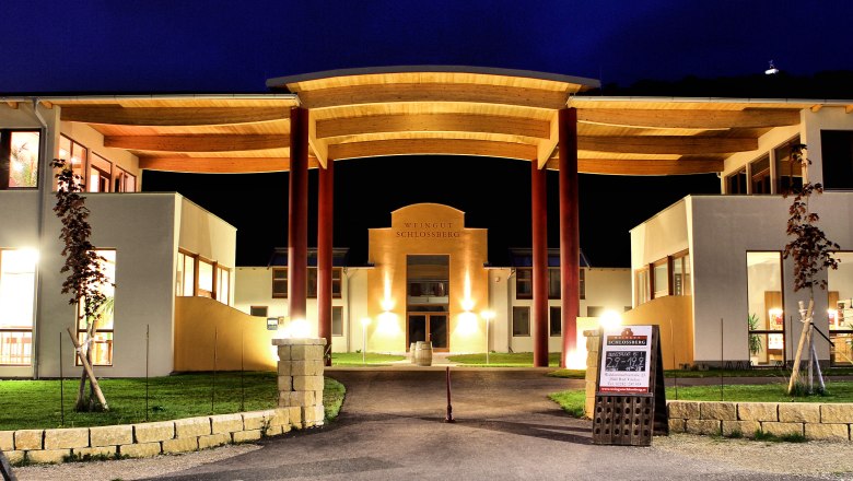 Weingut Schlossberg, © Weingut Schlossberg Beleuchtetes Gebäude des Weinguts Schlossberg bei Nacht.