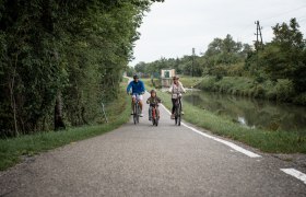Familie radelt am Radweg, © Silke Ebster