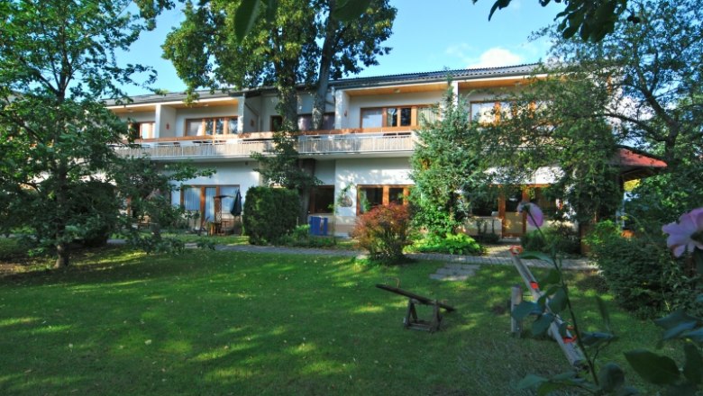 Appartementhotel Witzmann mit Garten und B&auml;umen.