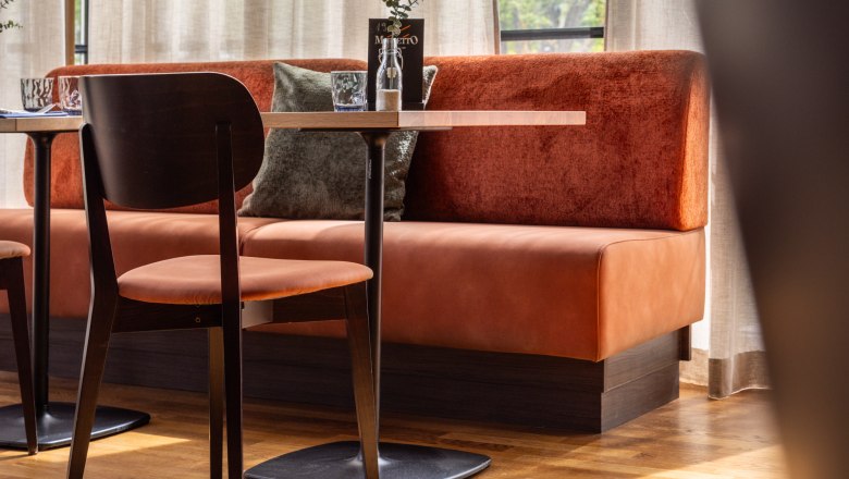 Pizzeria-da Aurora-Derenko-sofa, &copy; Derenko