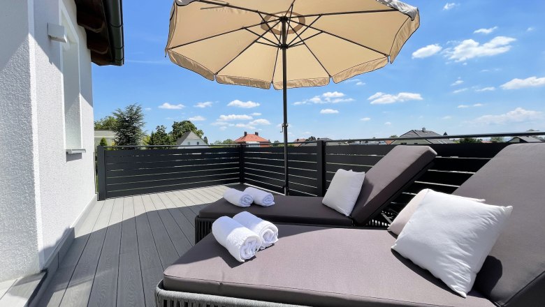 Balkon mit Sonnenliegen, &copy; Kay Haderer